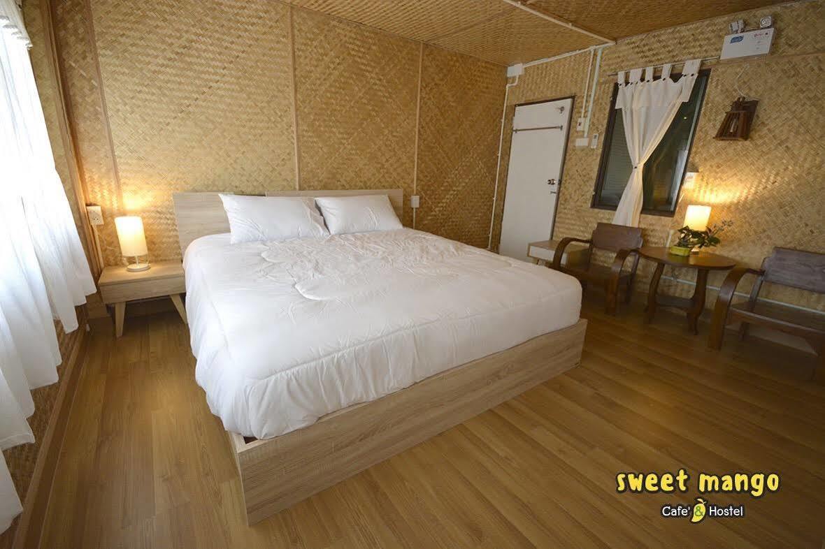 Oyo 743 Sweet Mango Cafe And Hostel Chiang Mai Esterno foto