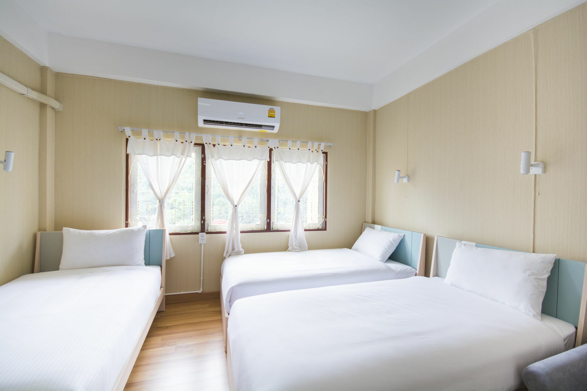 Oyo 743 Sweet Mango Cafe And Hostel Chiang Mai Esterno foto