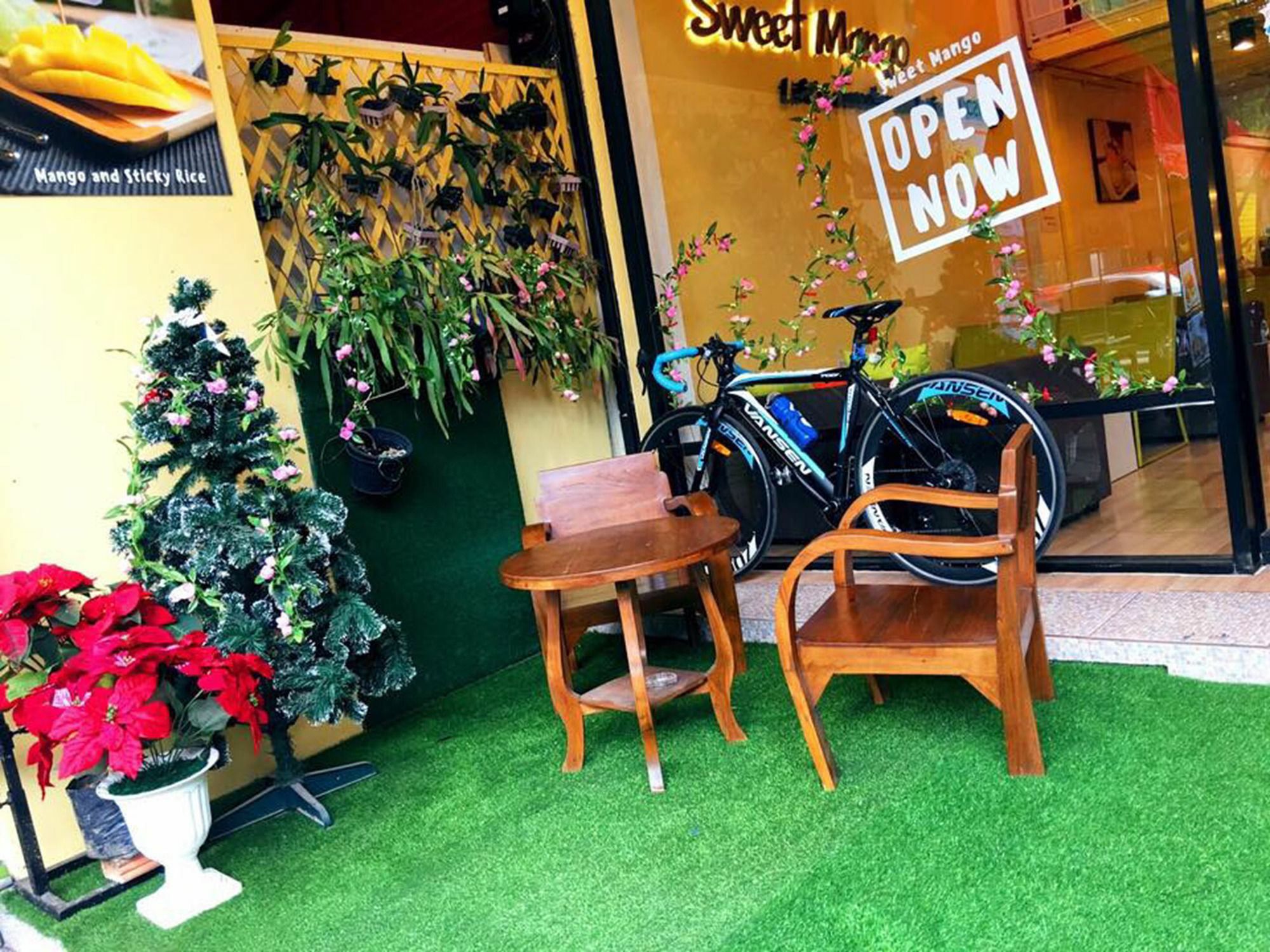 Oyo 743 Sweet Mango Cafe And Hostel Chiang Mai Esterno foto