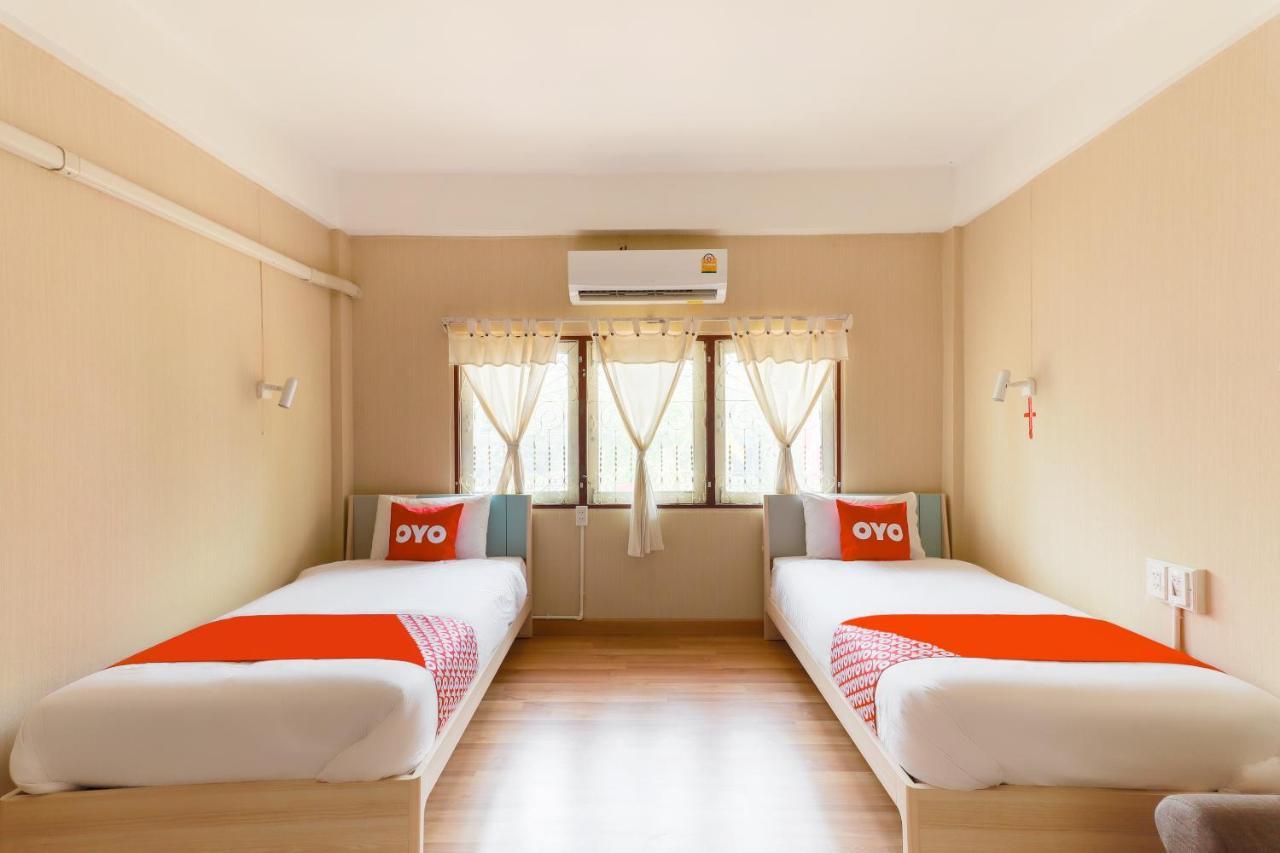 Oyo 743 Sweet Mango Cafe And Hostel Chiang Mai Esterno foto